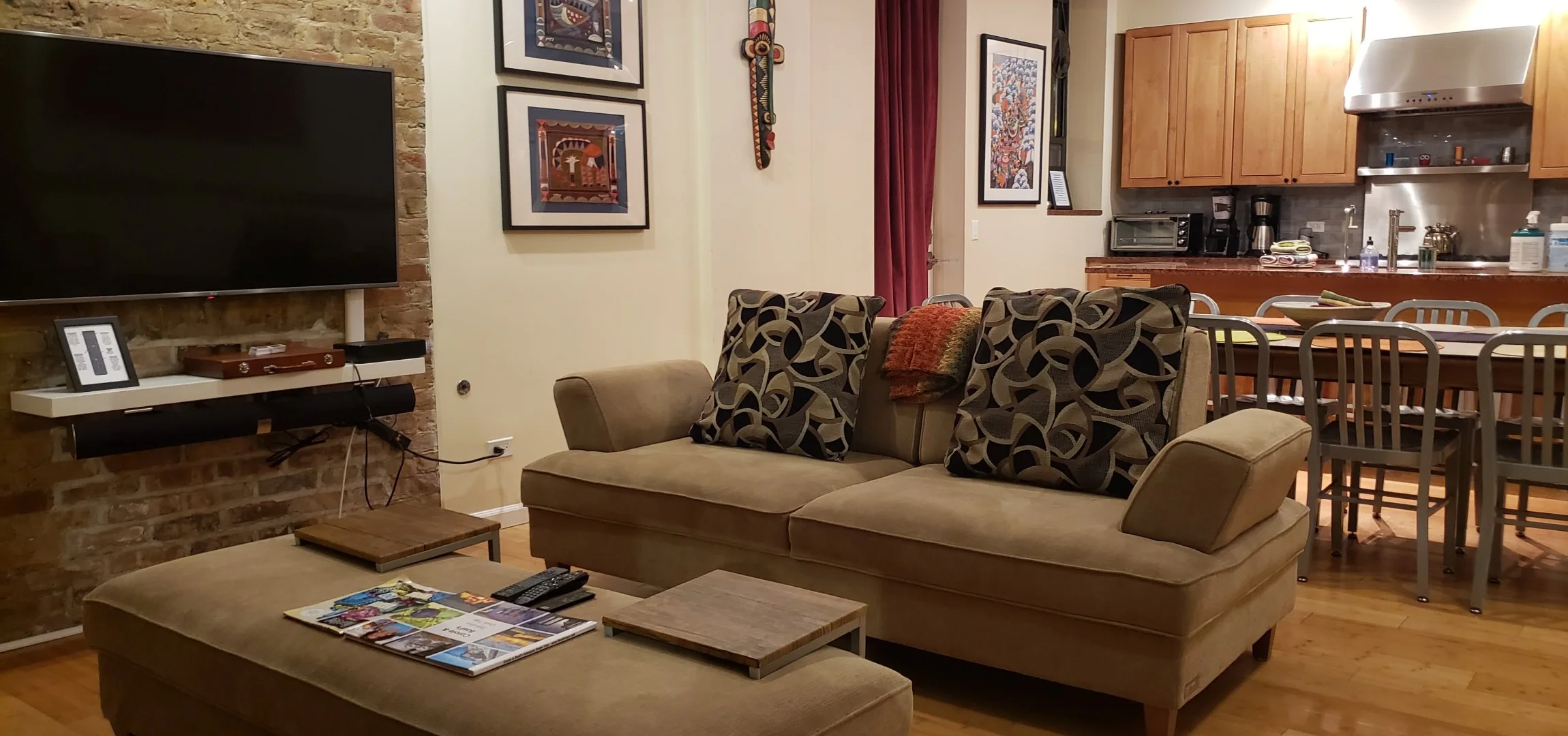 Living room near best bars Chicago River North and Lincoln Park at MFL 2 East