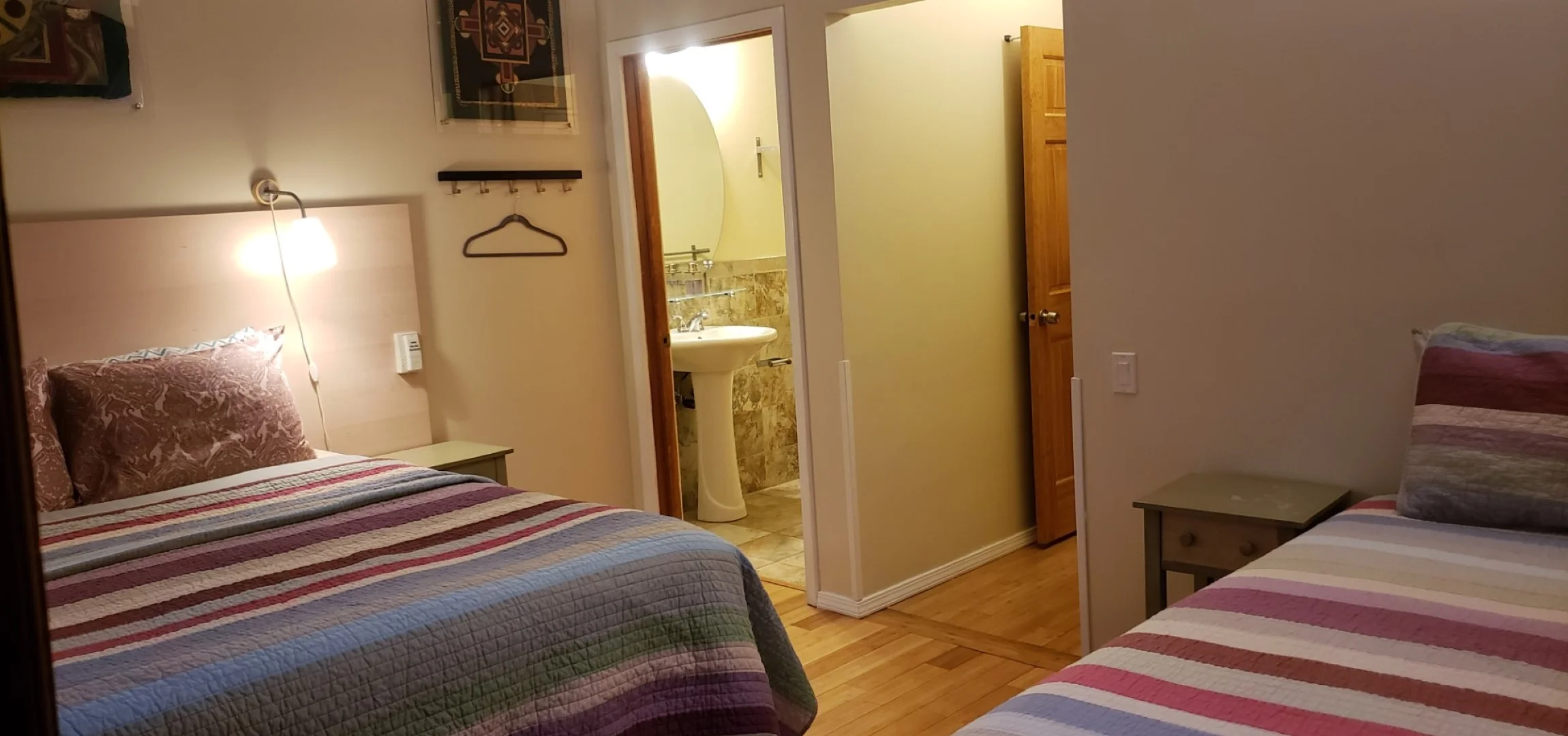 Multi-bed bedroom with hardwood floors and ensuite bathroom ideal for families in Chicago lofts
