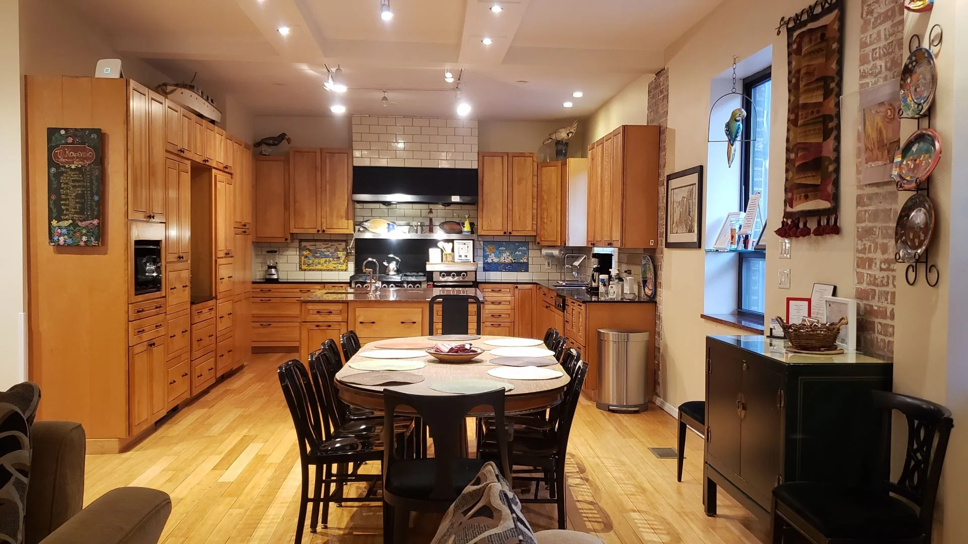 Open-concept kitchen and living room near the best restaurants in Chicago Lincoln Park neighborhood