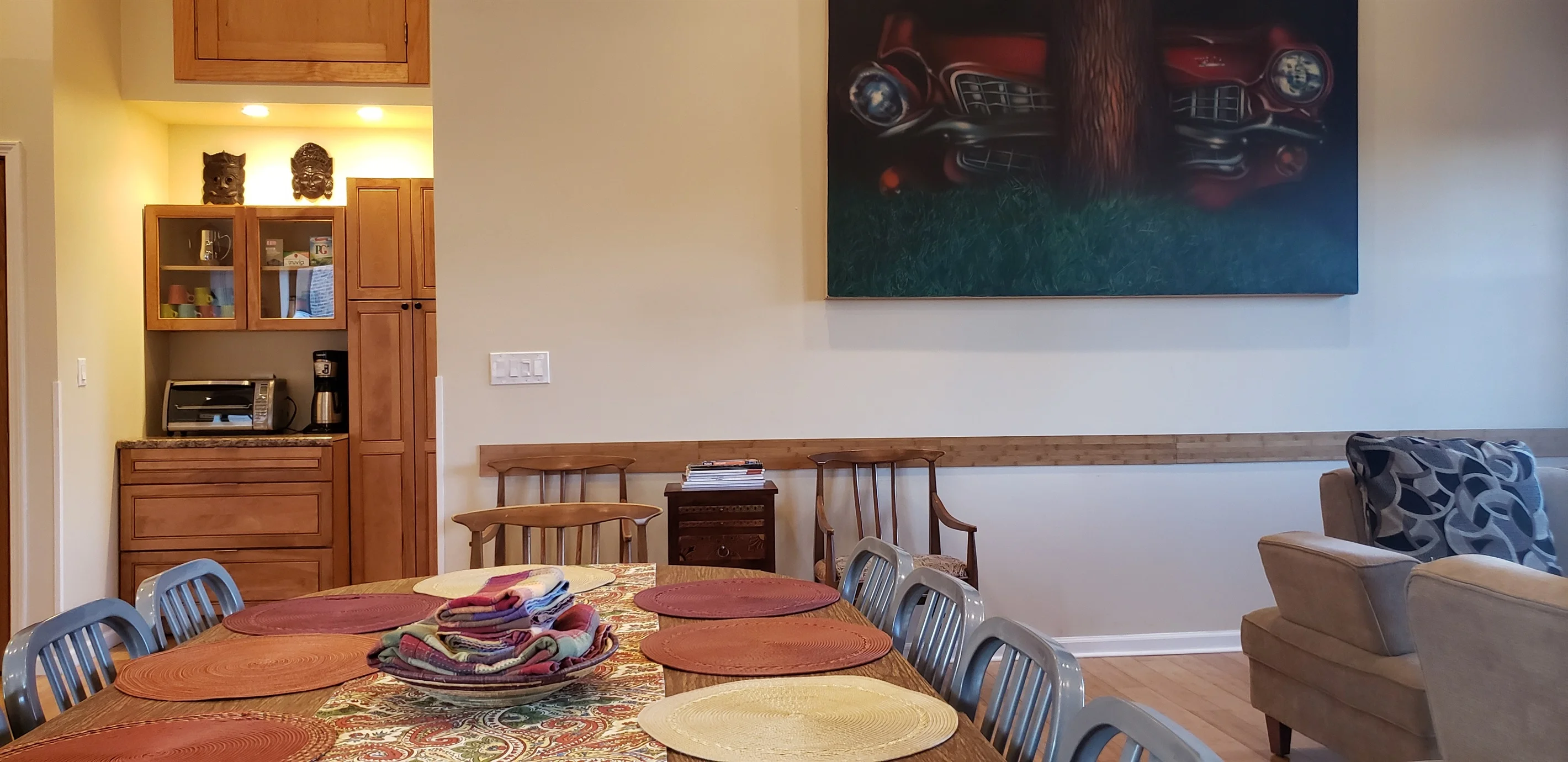 Vacation rentals Chicago IL family dining table set for a group at MFL 3 East loft