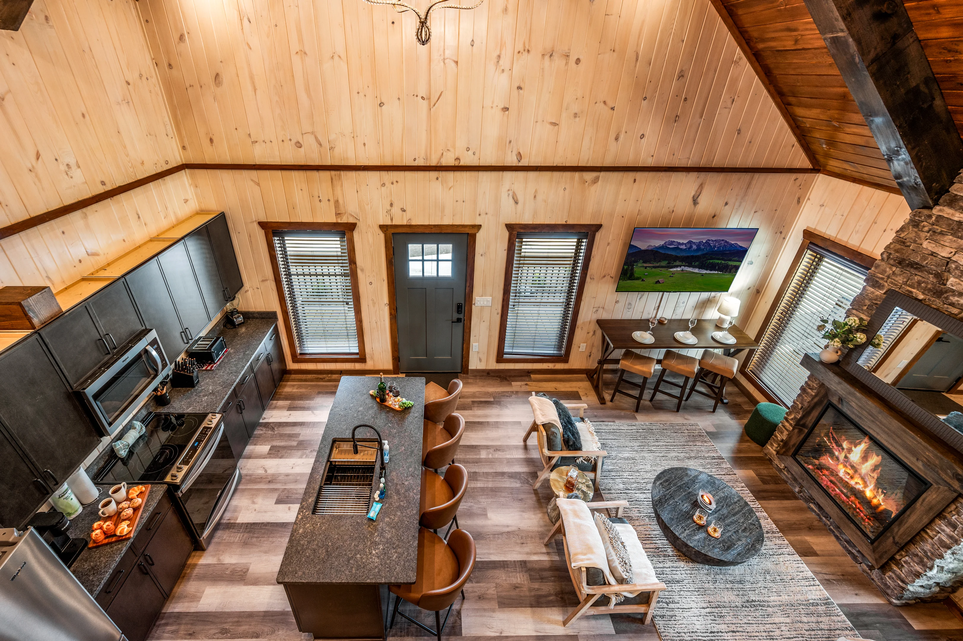 Hillside Hideaway: Pigeon Forge Cabin with Hot Tub & Game Room