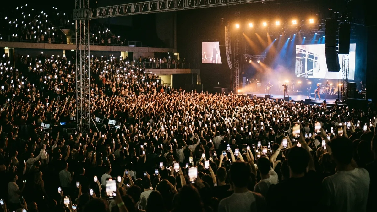 Thomas Rhett Soundtrack to Life Tour Louisville concert crowd
